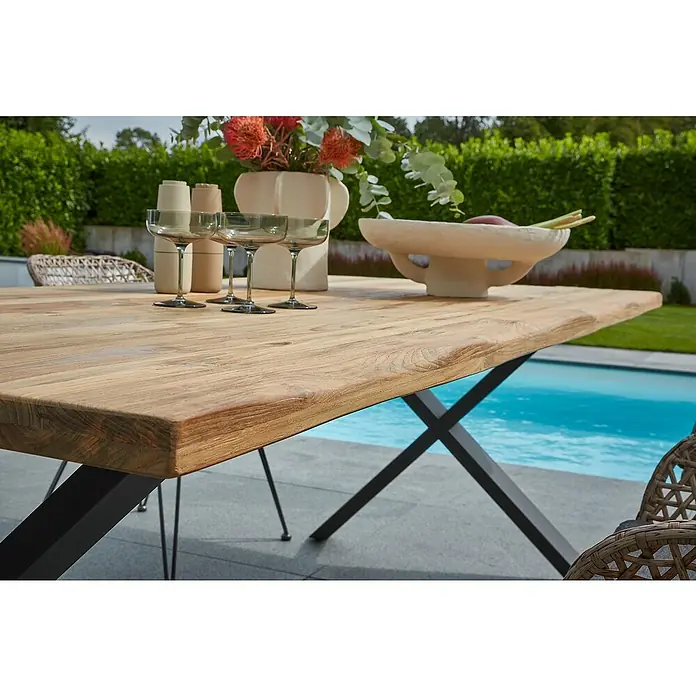 Sunfun Garten-Tischplatte - L x B: 180 x 90 cm, Teak, Baumkante - Nahaufnahme eines Holztisches mit Getränken und Dekoration im Freien, ideal für den Garten oder die Terrasse.