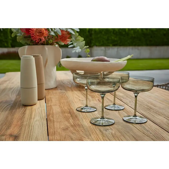 Sunfun Garten-Tischplatte - L x B: 180 x 90 cm, Teak, Baumkante - Elegante Szene mit vier grauen Martini-Gläsern auf einem Holztisch, ergänzt durch dekorative Vasen und eine Schale mit Früchten.