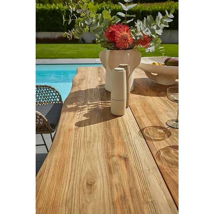 Sunfun Garten-Tischplatte - L x B: 180 x 90 cm, Teak, Baumkante - Diese Nahaufnahme zeigt elegant gestaltete Gewürzstreuer auf einem rustikalen Holztisch, perfekt für den Außenbereich.