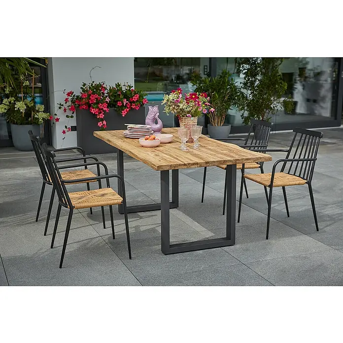 Sunfun Gartenmöbel-Set Eva - 6 -tlg., Teak/Edelstahl/Rattan, Teak/Grau/Naturbraun, Baumkante/U-Gestell - Ein einladender Esstisch mit vier Stühlen auf einer Terrasse. Der Tisch ist aus Holz und die Stühle haben geflochtene Sitze.