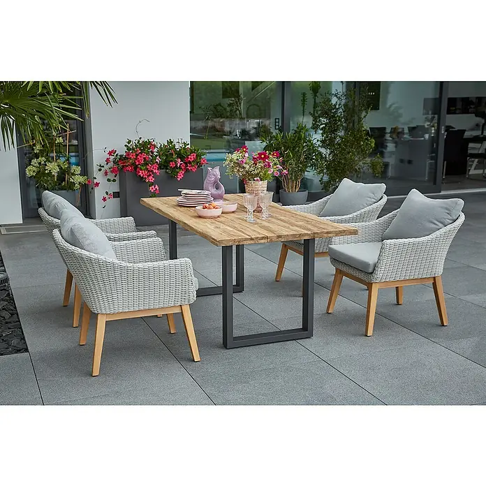 Sunfun Paula Gartenmöbel-Set XL - 6 -tlg., Baumkante/U-Gestell, Teak/Edelstahl/Polyrattan/Aluminium, Teak/Grau/Naturbraun - Eine Gartengarnitur mit einem rustikalen Holztisch und vier Korbsesseln mit grauen Kissen, ideal für Mahlzeiten im Freien.