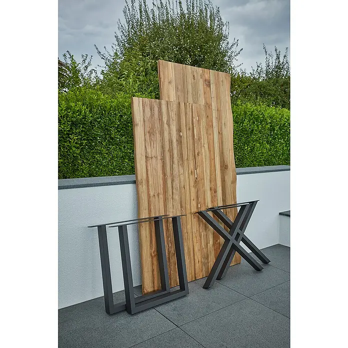 Sunfun Gartenmöbel-Set Eva - 8 -tlg., Baumkante/U-Gestell, Teak/Edelstahl/Rattan, Teak/Grau/Naturbraun - Holztischplatte und Tischbeine aus Metall, bereit für die Montage im Freien. Die Tischplatte ist hellbraun und die Beine sind dunkelgrau.