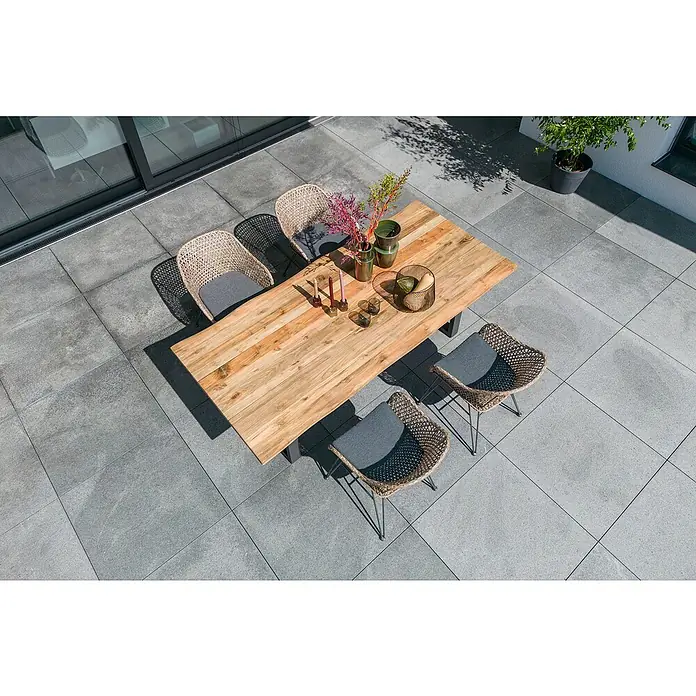 Sunfun Garten-Tischplatte220 x 100 cm, Teakholz, Baumkante - Elegante Gartengarnitur mit Holztisch und Korbstühlen auf einer stilvollen Terrasse.