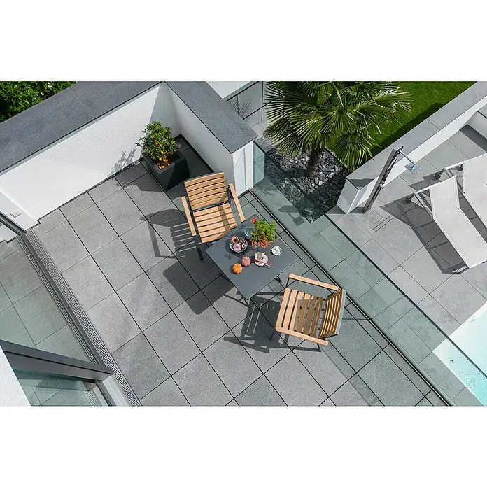 Sunfun Maja Balkontisch - L x B x H: 70 x 70 x 71 cm, Stahl, Klappbar, Eckig, Anthrazit - Luftaufnahme einer Terrasse mit Fliesen, Tisch, Stühlen und Pool. Die grauen Fliesen sind quadratisch verlegt.