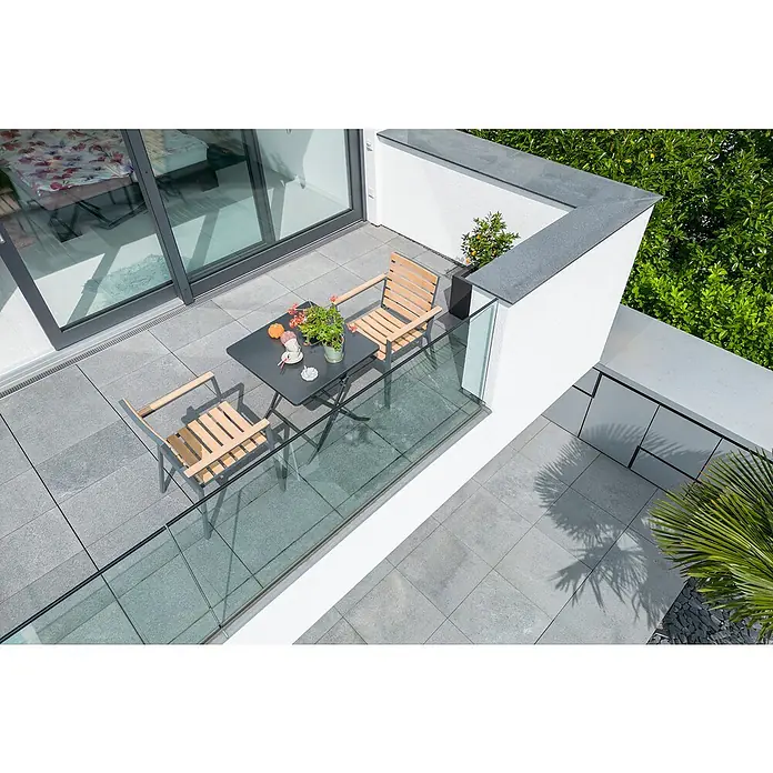 Sunfun Carina Gartenstuhl - Akazie, Stapelbar, Natur, B x T x H: 57,5 x 61 x 86 cm - Ansicht von oben auf einen Balkon mit Gartenmöbeln und Glasgeländer, der eine moderne und stilvolle Outdoor-Oase schafft.