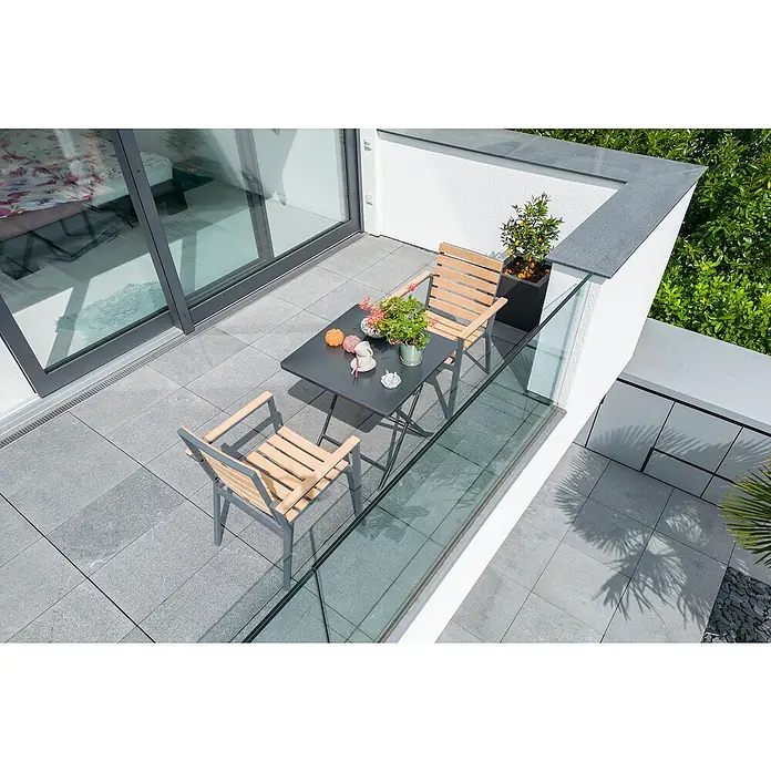 Sunfun Loungemöbel-Set Maja/Carina - 3 -tlg., Akazie/Stahl, Braun/Anthrazit - Einladender Balkon mit stilvollem Gartentisch-Set und Pflanztopf mit Zitrusbaum, ideal zum Entspannen im Freien.