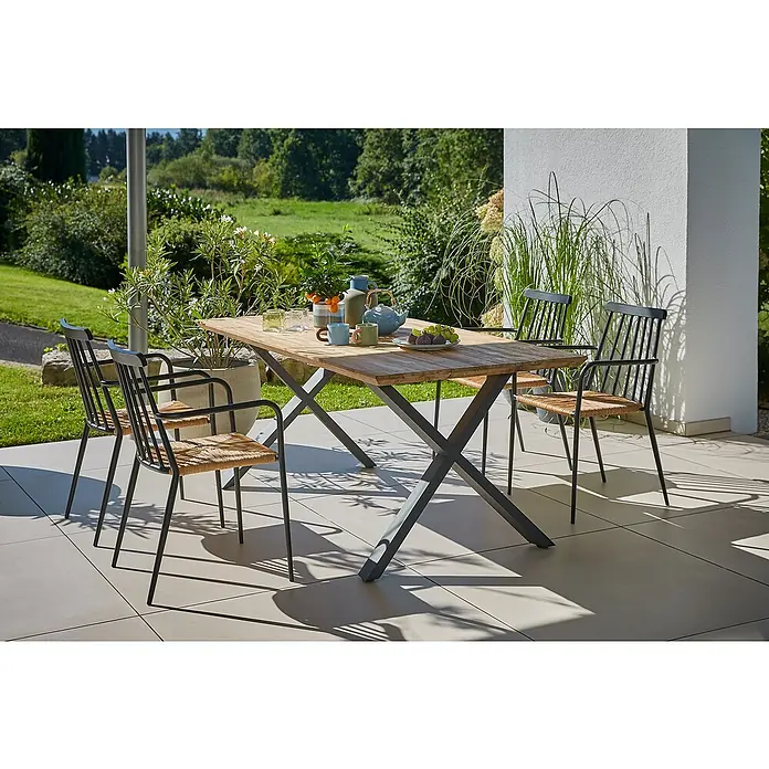 Sunfun Gartenmöbel-Set Eva - 6 -tlg., Teak/Edelstahl/Rattan, Teak/Grau/Naturbraun, Schweizer-Kante/X-Gestell - Eine stilvolle Outdoor-Szene mit einem Holztisch und passenden Stühlen auf einer Terrasse, umgeben von üppigem Grün.