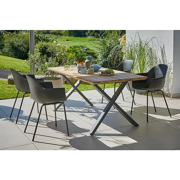 Sunfun Gartenmöbel-Set My - 6 -tlg., Schweizer-Kante/X-Gestell, Teak/Edelstahl/Kunststoff, Teak/Grau/Schwarz - Stilvoller Esstisch mit vier grauen Armlehnstühlen auf einer Terrasse. Einladende Szene für Mahlzeiten im Freien.