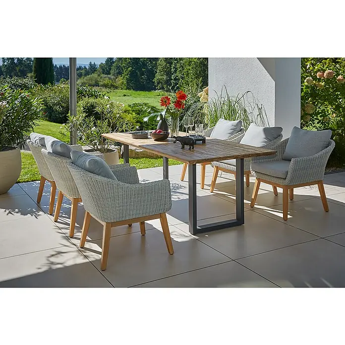 Sunfun Paula Gartenmöbel-Set XL - 8 -tlg., Schweizer-Kante/U-Gestell, Teak/Edelstahl/Polyrattan/Aluminium, Teak/Grau/Naturbraun - Outdoor-Essbereich mit modernem Holztisch und stilvollen Korbstühlen mit grauen Kissen, ideal für entspannte Stunden im Garten.