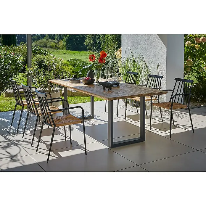 Sunfun Gartenmöbel-Set Eva - 8 -tlg., Schweizer-Kante/U-Gestell, Teak/Edelstahl/Rattan, Teak/Grau/Naturbraun - Einladender Essbereich im Freien mit einem robusten Holztisch und sechs Stühlen mit schwarzen Metallrahmen und geflochtenen Sitzen.