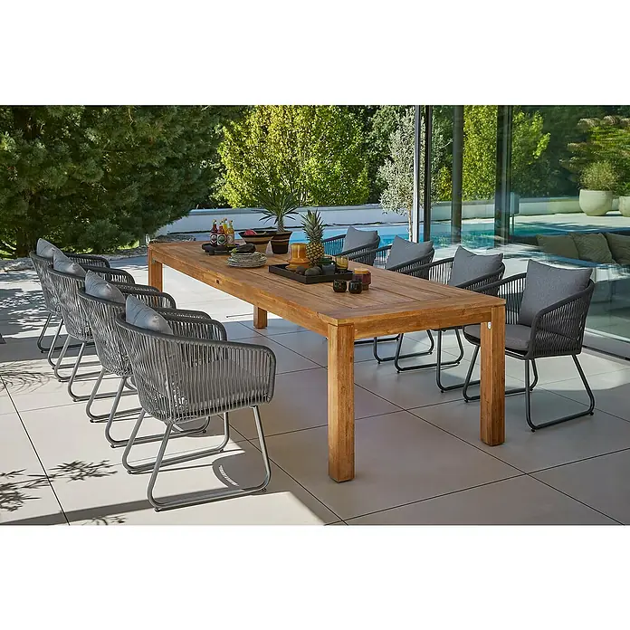 Sunfun Gartenmöbel-Set Laura/Maja - 9 -tlg., Akazie/Stahl/Kunststofffaser-Strings, Brau/Grau - Ein rechteckiger Esstisch aus Holz mit acht Stühlen auf einer Terrasse, ideal für Mahlzeiten im Freien. Der Tisch ist dekoriert mit Speisen und Getränken.