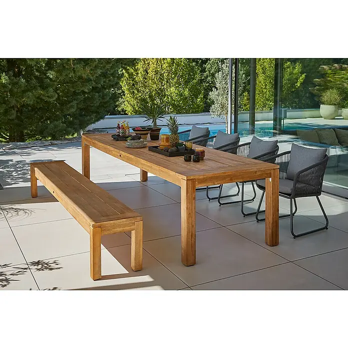 Sunfun Gartenmöbel-Set Laura/Maja - 6 -tlg., Akazie/Stahl/Kunststofffaser-Strings, Brau/Grau - Einladender Außenbereich mit einem robusten Holztisch, einer Bank und bequemen Stühlen für stilvolle Mahlzeiten im Freien.