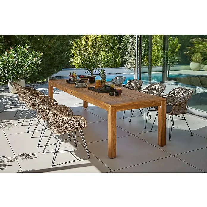 Sunfun Gartenmöbel-Set Laura/Maja - 9 -tlg., Akazie//Stahl/PE-Geflecht, Braun/Grau - Ein großer Holztisch mit geflochtenen Stühlen im Freien, ideal für Gartenpartys. Die Tischplatte ist aus Holz und die Stühle sind stilvoll.