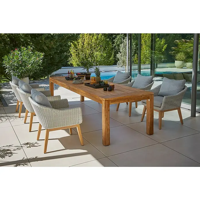 Sunfun Gartenmöbel-Set Laura/Paula XL - 7 -tlg., Akazie/Aluminium/Polyrattan, Braun/Grau - Ein großer Holztisch mit sechs Korbstühlen im Freien, ideal für Mahlzeiten im Garten. Das Set bietet Komfort und Stil für jede Terrasse.