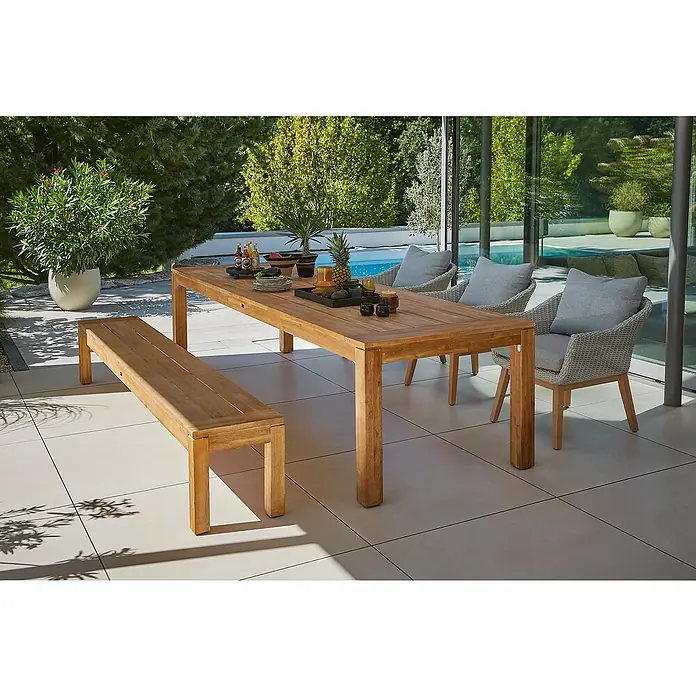 Sunfun Gartenmöbel-Set Laura/Paula XL - 5 -tlg., Akazie/Aluminium/Polyrattan, Braun/Grau - Ein einladender Außenbereich mit einem rustikalen Holztisch und einer passenden Bank, umgeben von eleganten Korbstühlen mit grauen Kissen.