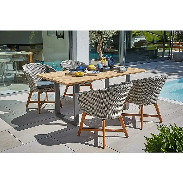 Sunfun Pauline Gartenmöbel-Set - 6 -tlg., Schweizer-Kante/U-Gestell, Teak/Edelstahl/Akazie, Teak/Grau/Braun - Ein einladender Gartentisch mit vier eleganten Korbstühlen, perfekt für Mahlzeiten im Freien und gesellige Stunden im Garten.