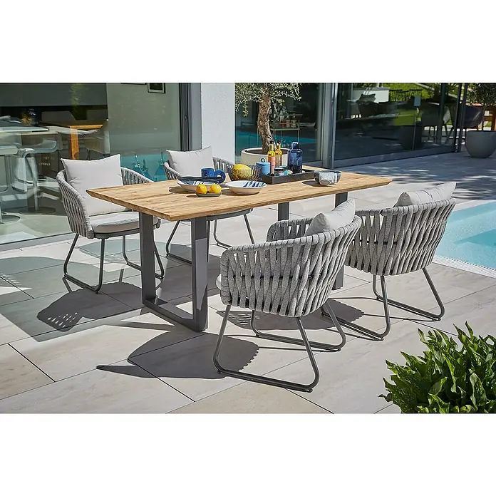 Sunfun Maja Gartenmöbel-Set - 6 -tlg., Teak/Edelstahl/Seilgeflecht, Teak/Grau/Beige, Schweizer-Kante/U-Gestell - Ein Esstisch mit vier Stühlen im Freien, ideal für Mahlzeiten im Freien und Entspannung. Das moderne Design passt perfekt in jeden Garten.