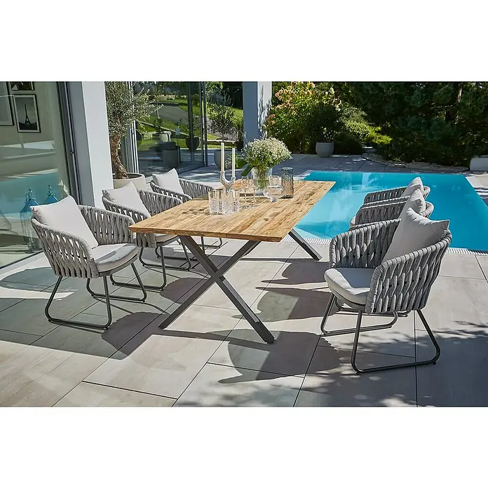 Sunfun Maja Gartenmöbel-Set - 8 -tlg., Teak/Edelstahl/Seilgeflecht, Teak/Grau/Beige, Schweizer-Kante/X-Gestell - Eine stilvolle Gartengarnitur mit einem Holztisch und sechs Sesseln mit grauen Seilbespannung, perfekt für entspannte Stunden im Freien.