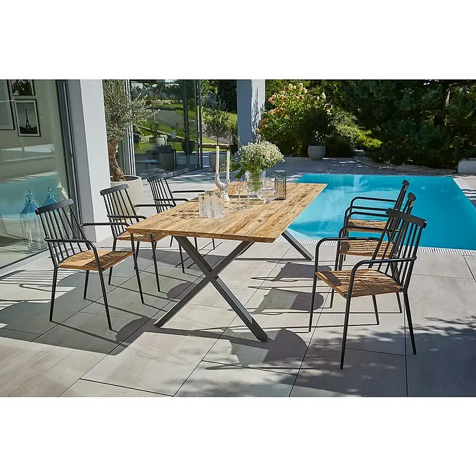 Sunfun Gartenmöbel-Set Eva - 8 -tlg., Schweizer-Kante/X-Gestell, Teak/Edelstahl/Rattan, Teak/Grau/Naturbraun - Ein einladender Esstisch mit Stühlen im Freien, perfekt für Mahlzeiten im Garten oder auf der Terrasse mit Blick auf den Pool.