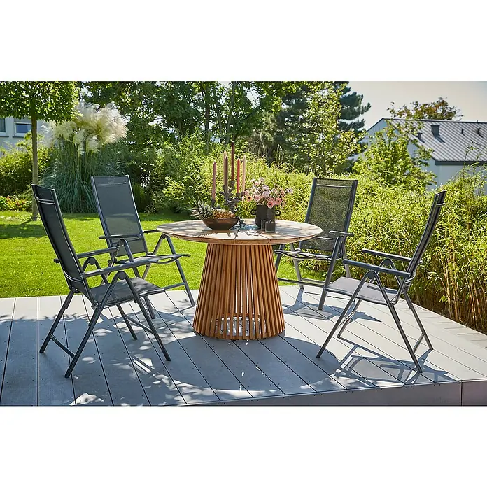 Sunfun Maja Slim Garten-Positionssessel - Aluminium/Textilene, Rückenlehne verstellbar, Anthrazit, B x T x H: 67 x 58 x 110 cm - Gartenszene mit einem runden Holztisch mit Dekoration und vier grauen Stühlen auf einer hölzernen Terrasse im Freien.