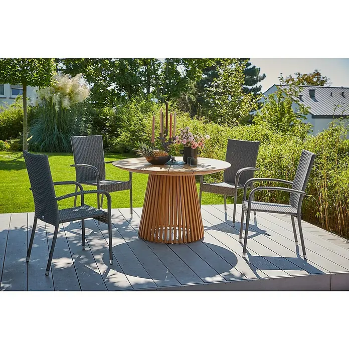Sunfun Neila Gartensessel - B x T x H: 56 x 63 x 94 cm, Polyrattan, Stapelbar, Silbergrau - Gartenmöbelset mit einem runden Holztisch und vier grauen Rattanstühlen auf einer Terrasse.