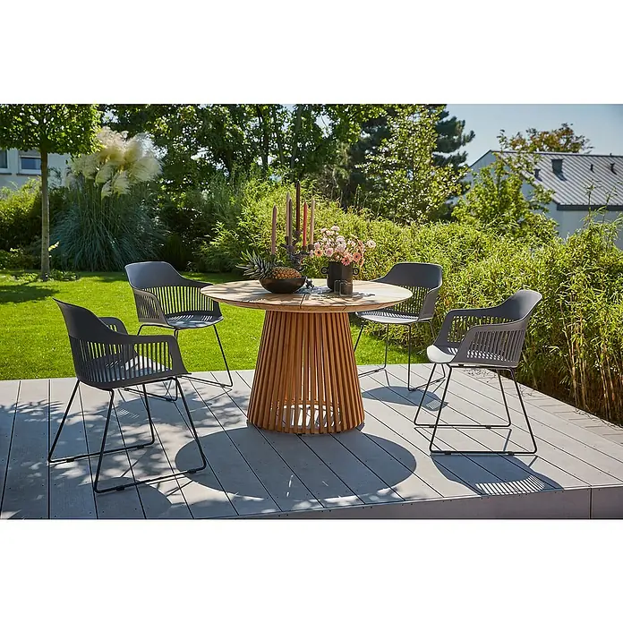 Gartensessel Annika - Black/Dark Grey, B x T x H: 57 x 60 x 82 cm - Gartenset mit einem runden Holztisch und vier grauen Stühlen auf einer Holzterrasse, ideal für Mahlzeiten im Freien.