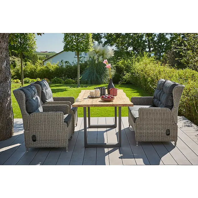 Sunfun Pauline Gartenmöbel-Set - 5 -tlg., Baumkante 220 cm / U-Gestell & Sofa, Teak/Edelstahl/Polyrattan, Teak/Grau - Blick auf ein Gartenset mit einem Holztisch und zwei grauen Rattansesseln mit bequemen Polstern auf einer Terrasse.