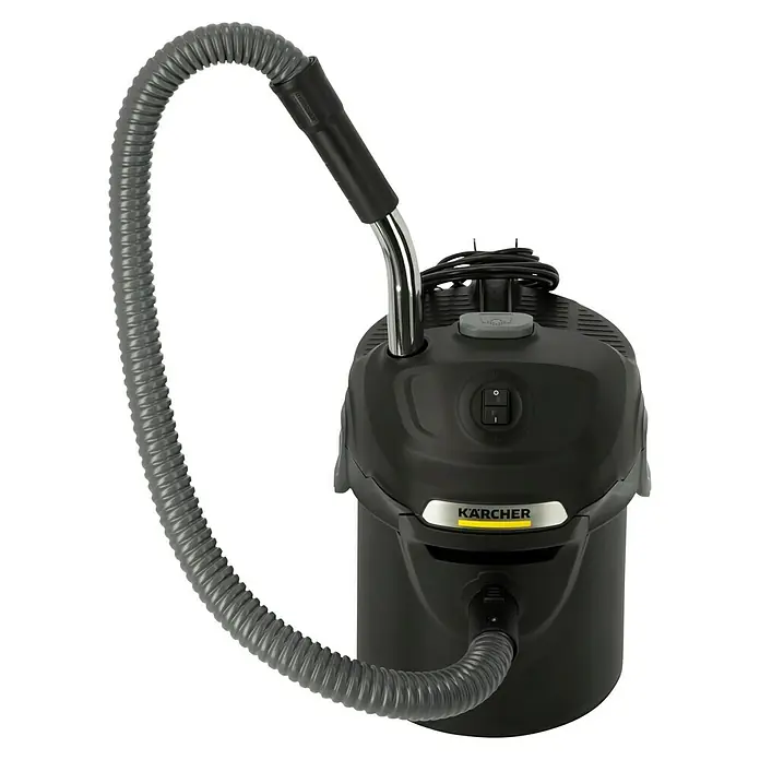 Kärcher Elektro-Aschesauger AD 2 - Leistungsaufnahme: 600 W - Abbildung eines Kärcher Nass- und Trockensaugers mit grauem Schlauch und schwarzem Gehäuse vor schwarzem Hintergrund.