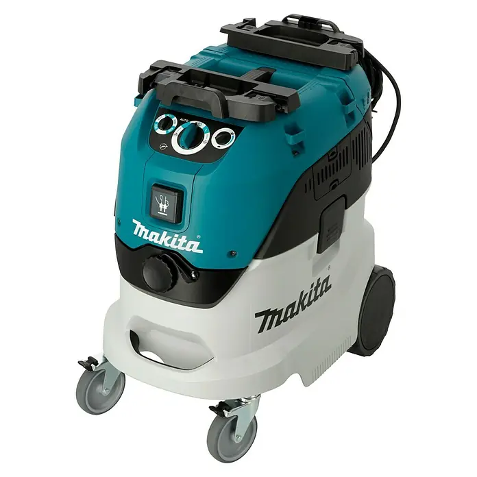 Makita Elektro-Nass- & Trockensauger VC4210M - 1.200 W, Behältervolumen: 42 l, Mit Beutel - Makita Akku-Staubsauger mit blauer und weißer Farbgebung und schwarzem Zubehör für Reinigungsarbeiten in Werkstätten.