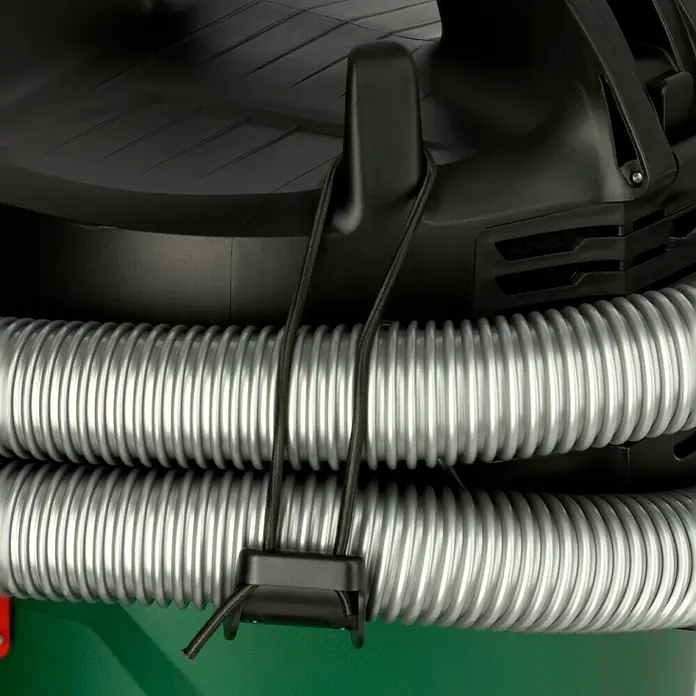 Bosch Elektro-Nass- & Trockensauger AdvancedVac 201.200 W, Behältervolumen: 20 l - Detailaufnahme eines Staubsaugers mit aufgewickeltem Schlauch und Tragegriff. Praktisch für Werkstatt und Garage.