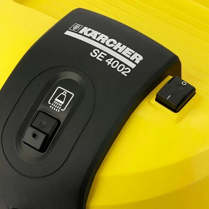 Kärcher Lava-aspirador SE 4002 - 1.400 kW, Volumen de recipiente: 4 l - Panel de control negro de una aspiradora Kärcher SE 4002 amarilla con botón de pulverización e interruptor.