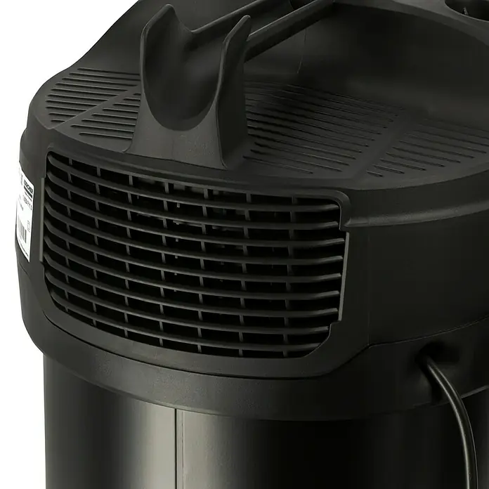 Kärcher Elektro-Aschesauger AD 2 - Leistungsaufnahme: 600 W - Detailaufnahme eines schwarzen Kärcher Mehrzwecksaugers mit Gitter und Griff, ideal für Haus, Garten und Werkstatt.