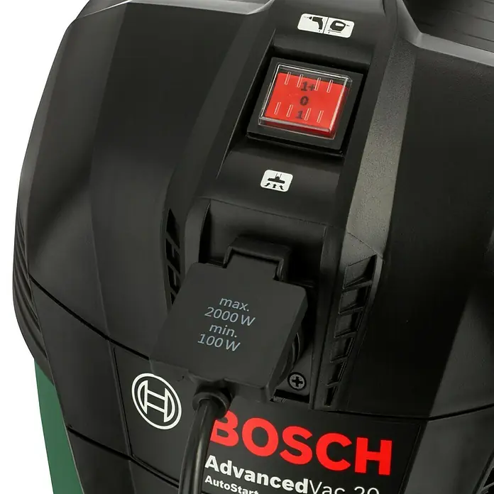 Bosch Elektro-Nass- & Trockensauger AdvancedVac 201.200 W, Behältervolumen: 20 l - Detailansicht des Bosch AdvancedVac 20 Nass-Trockensaugers mit Schalter und Steckdose für Elektrowerkzeuge.