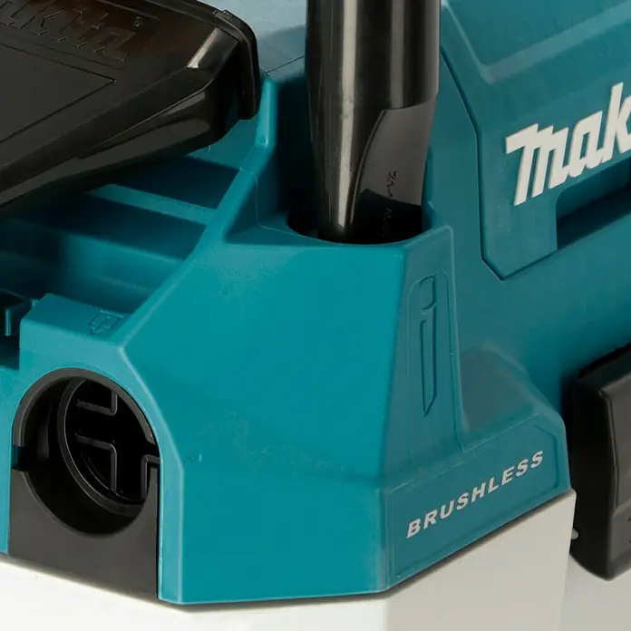 Makita LXT 18V Akku-Nass-Trockensauger DVC750LZX3 - 18 V, Ohne Akku, Behältervolumen: 7,5 l - Detailaufnahme einer Makita Akku-Maschine mit Fokus auf das "Brushless"-Design, das für Effizienz und Langlebigkeit steht.