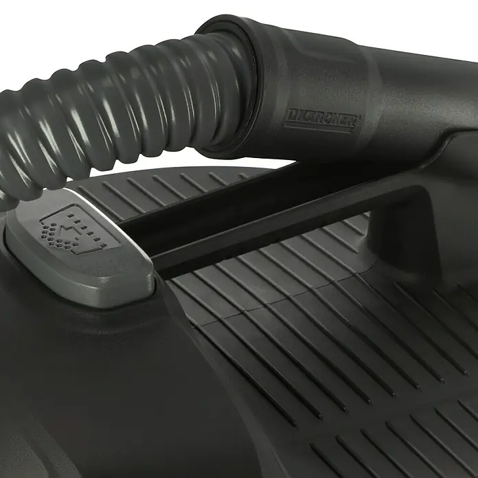 Kärcher Elektro-Aschesauger AD 4 Premium - 600 W, Behältervolumen: 17 l, Ohne Beutel - Nahaufnahme einer schwarzen Kärcher-Ausrüstung mit Schlauch, Griff und gerillter Oberfläche, ideal für Reinigungsaufgaben.