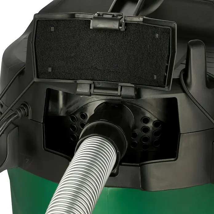 Bosch Elektro-Nass- & Trockensauger AdvancedVac 201.200 W, Behältervolumen: 20 l - Detailaufnahme des Staubsaugers mit geöffnetem Filterfach und Schlauchanschluss für eine einfache Wartung und Nutzung.