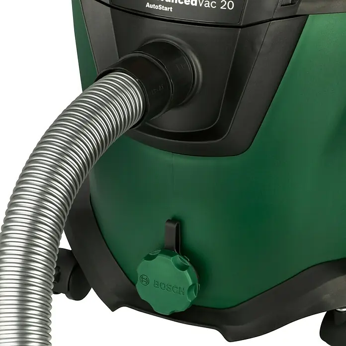 Bosch Elektro-Nass- & Trockensauger AdvancedVac 201.200 W, Behältervolumen: 20 l - Detailaufnahme eines Bosch AdvancedVac 20 Staubsaugers, der die Schlauchverbindung und das grüne Gehäuse zeigt.