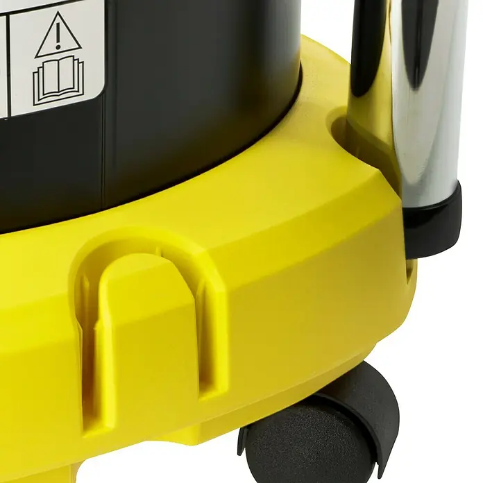 Kärcher Elektro-Aschesauger AD 4 Premium - 600 W, Behältervolumen: 17 l, Ohne Beutel - Detailaufnahme eines gelben Staubsaugers mit schwarzem Rad und Warnhinweisaufkleber, der die Bedienungsanleitung zeigt.
