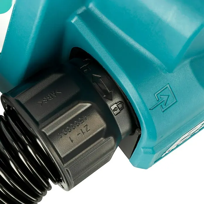 Makita LXT 18V Akku-Nass-Trockensauger DVC750LZX3 - 18 V, Ohne Akku, Behältervolumen: 7,5 l - Detailansicht einer schwarzen Sprühdüse mit Sicherheitsverriegelung an einem türkisfarbenen Gartengerät.