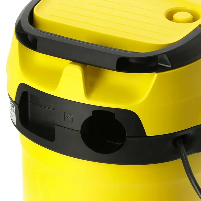 Kärcher Elektro-Nass- & Trockensauger WD 3 P V-17/4/20 Extension - 1.000 W, 17 l, 9 -tlg. - Detailaufnahme eines gelben Kärcher Staubsaugers mit schwarzem Griff und Kabelanschluss.