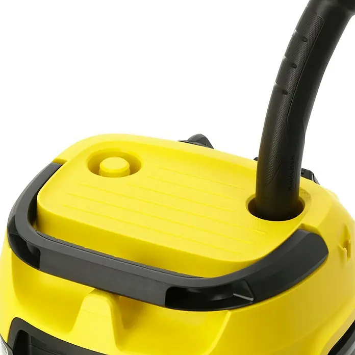 Kärcher Elektro-Nass- & Trockensauger WD 3 P V-17/4/20 Extension1.000 W, 17 l, 9 -tlg. - Detailansicht des gelben Kärcher Nass-Trockensaugers mit schwarzem Griff und Bedienelementen. Kompaktes Design für vielseitige Reinigungsaufgaben.