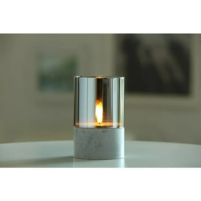 LED-Kerze Gracia - Grau, Ø x H: 8,5 x 13 cm - Stimmungsvolle Tischleuchte mit Zylinderform. Die Lampe hat einen Betonfuß und ein Glasgehäuse.
