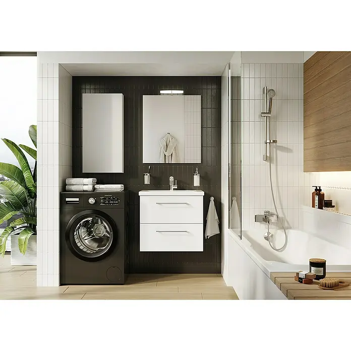 Riva Hängeschrank Compact/Vulcano - 40 x 12,6 x 80 cm, Weiß - Ein modernes Badezimmer mit Waschmaschine, weißem Waschbeckenunterschrank und Spiegeln an einer dunklen Wand. Eine Badewanne mit Holzelementen befindet sich rechts.