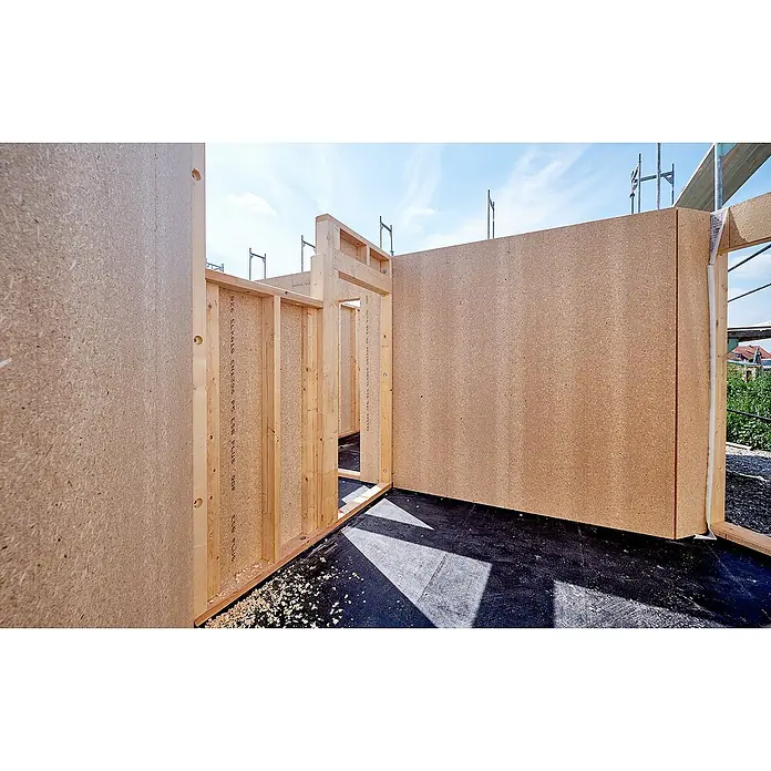elka ESB-Platte Plus - Unfertige Holzrahmenbau-Wände mit Holzwerkstoffplatten verkleidet. Rohbau eines Holzhauses im Bauprozess mit dunklem Bodenbelag.