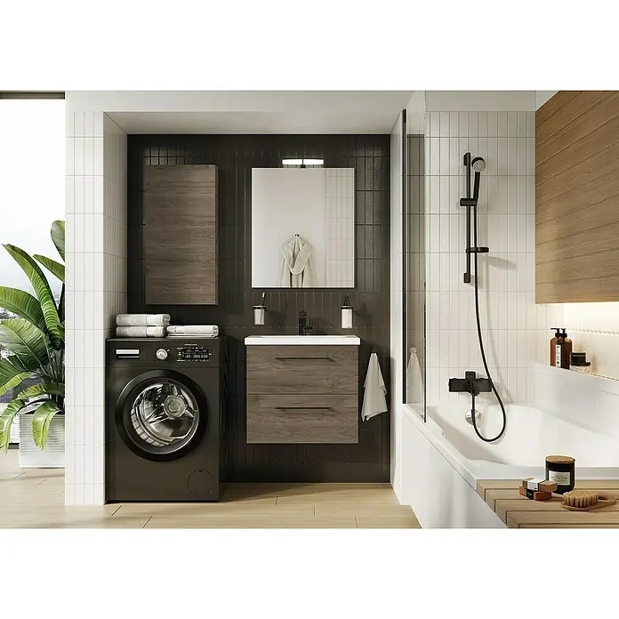 Riva Compact Hängeschrank - 40 x 12,6 x 80 cm, Dunkle Hickory Eiche - Ein modernes Badezimmer mit einer schwarzen Waschmaschine, einem Waschtisch mit Holzfront und einer Duschbadewanne mit schwarzer Armatur.