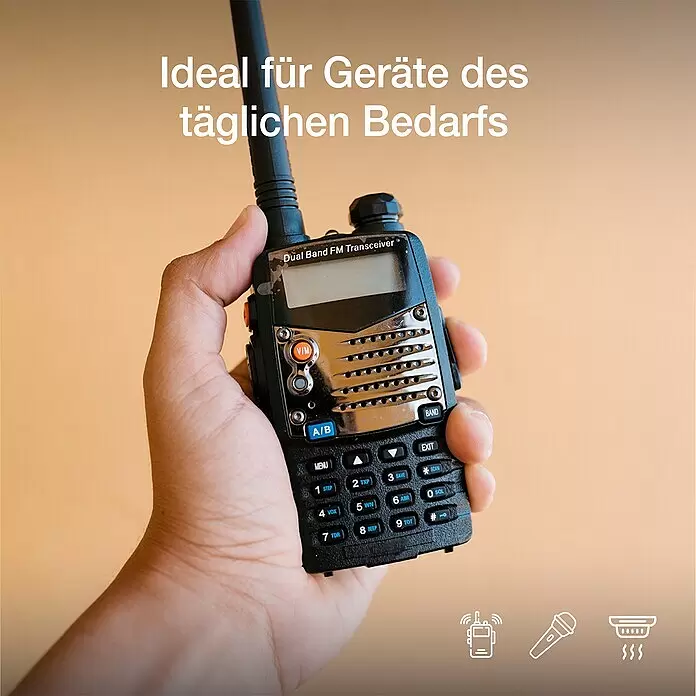 GP Super Alkaline-Batterie - Baby C, Alkali-Mangan, 1,5 V, Anzahl: 4 Stk. - Eine Hand hält ein schwarzes Dual-Band-FM-Transceiver (Walkie-Talkie) mit Display und Tastenfeld.
