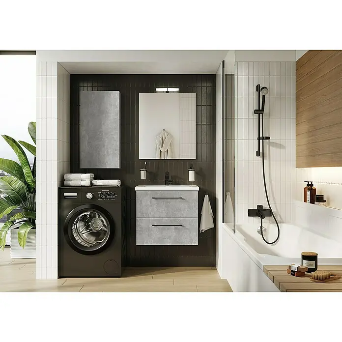 Riva Compact Hängeschrank - 40 x 12,6 x 80 cm, Beton-Optik - Waschmaschine in einem modernen Badezimmer mit Waschtisch und Badewanne. Das Design ist in Schwarz, Weiß und Holz gehalten.