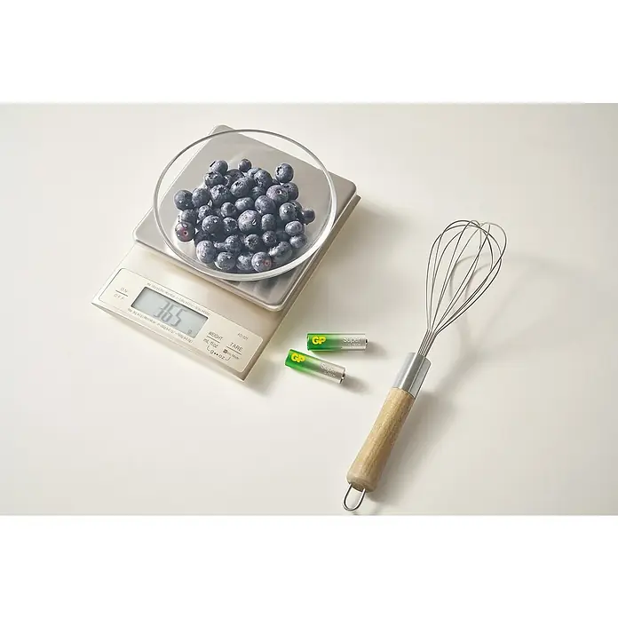 GP Super Alkaline-Batterie - Micro AAA, Alkali-Mangan, 1,5 V, Anzahl: 80 Stk. - Küchenwaage mit Blaubeeren in einer Schüssel, Batterien und einem Schneebesen. Die Waage zeigt 365 Gramm an.
