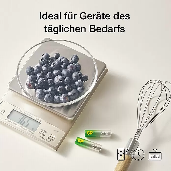 GP Super Alkaline-Batterie - Micro AAA, Alkali-Mangan, 1,5 V, Anzahl: 24 Stk. - Zwei grüne und silberne GP Super G-TECH Batterien neben einer Küchenwaage mit Blaubeeren, die Verwendung in Alltagsgeräten zeigen.