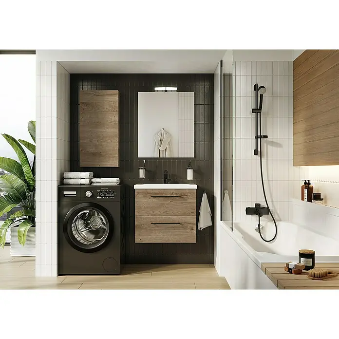Riva Hängeschrank Compact/Vulcano - 40 x 12,6 x 80 cm, Canela Eiche - Ein modernes Badezimmer mit einer schwarzen Waschmaschine unter einem hölzernen Hängeschrank und einem passenden Waschtisch mit Spiegel.
